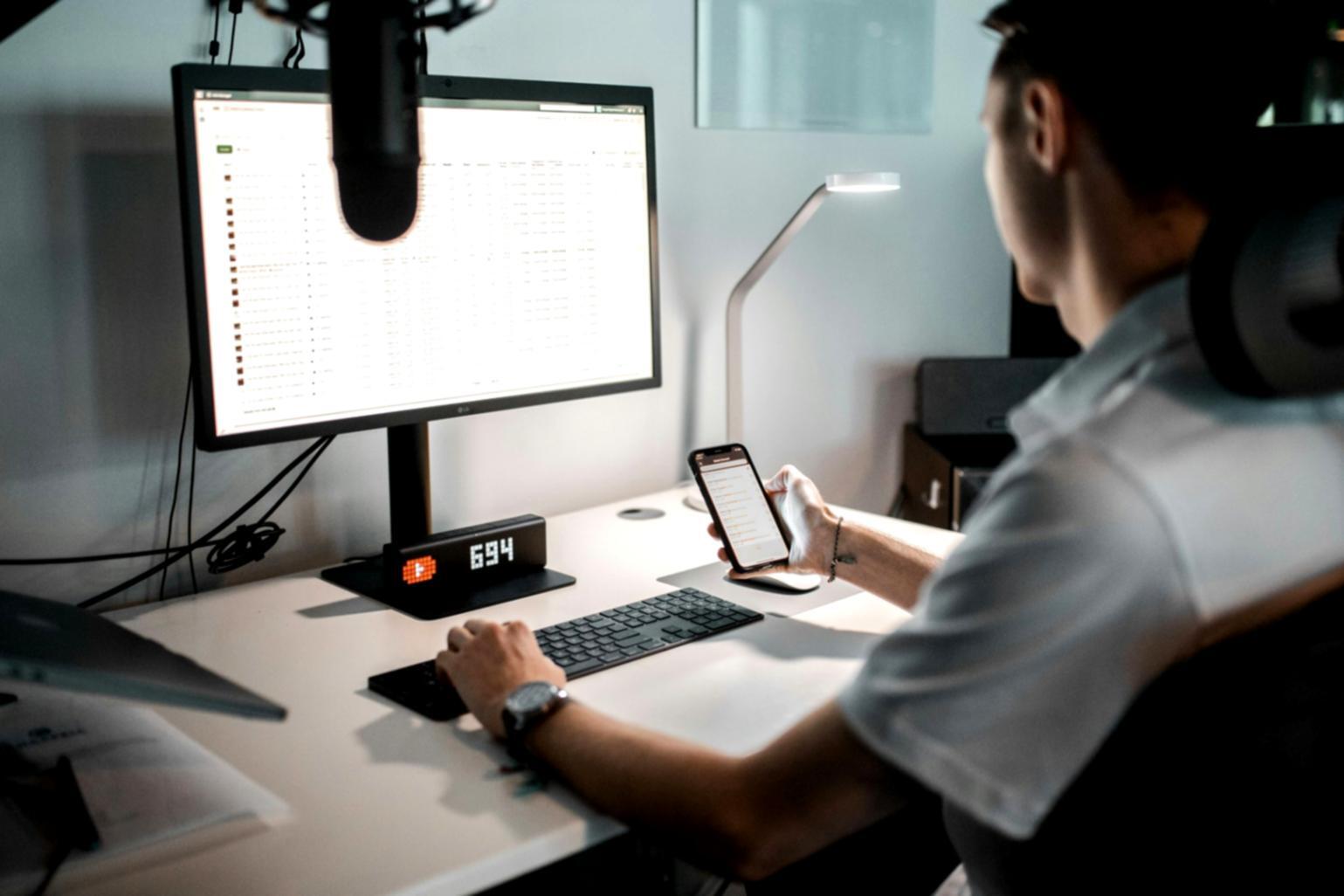 Entrepreneur travaillant sur une stratégie de diversification financière