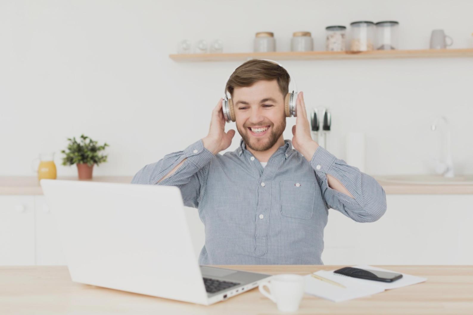 Bureau moderne de conseil financier avec équipe travaillant sur l'analyse de diversification